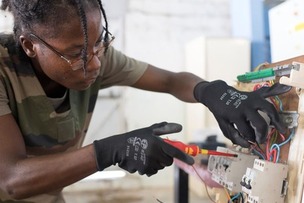 Le métier d'électricien d'équipement est accessible via cette formation proposée par le RSMA de Guyane.